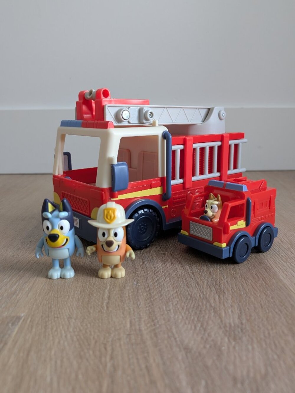 Bluey Firetruck - Firetruck with Bluey, Exclusive Firefighter Bingo